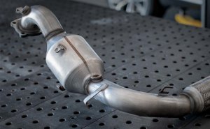 Ford Bronco Classic Catalytic Converter - Magnaflow - California Grade CARB Compliant Direct-Fit - `84-`85